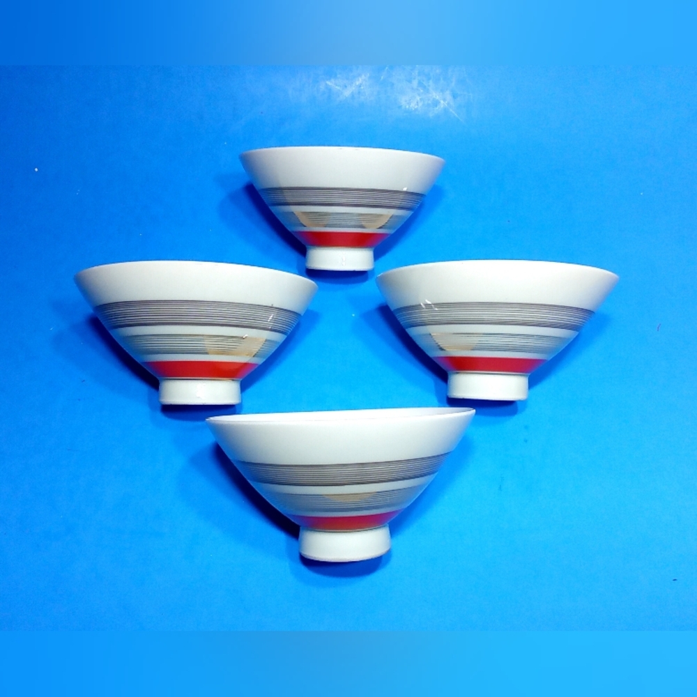 FOUR VINTAGE JAPANPORCELAIN RICE BOWLS